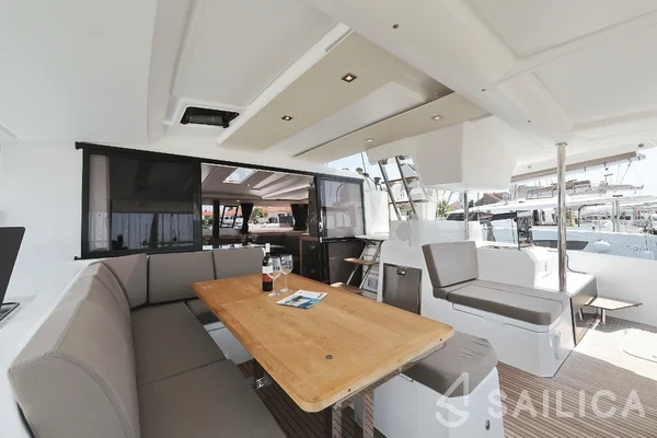 Astréa 42 - Yacht Charter Sailica