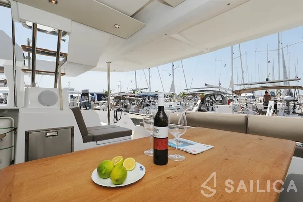 Astréa 42 - Yacht Charter Sailica