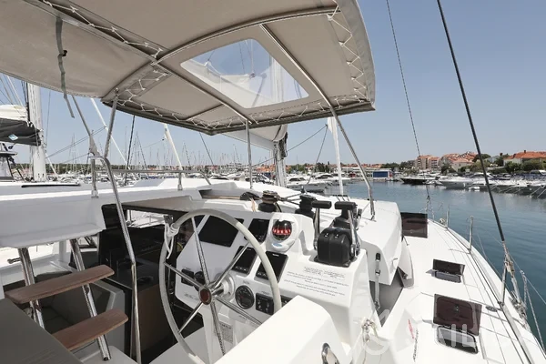 Astréa 42 - Yacht Charter Sailica