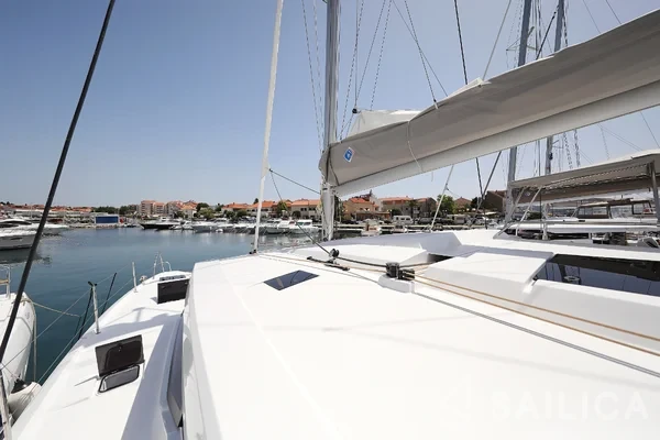 Astréa 42 - Yacht Charter Sailica