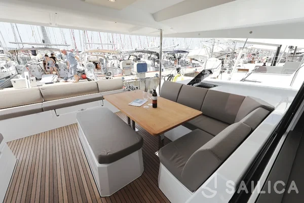 Astréa 42 - Yacht Charter Sailica