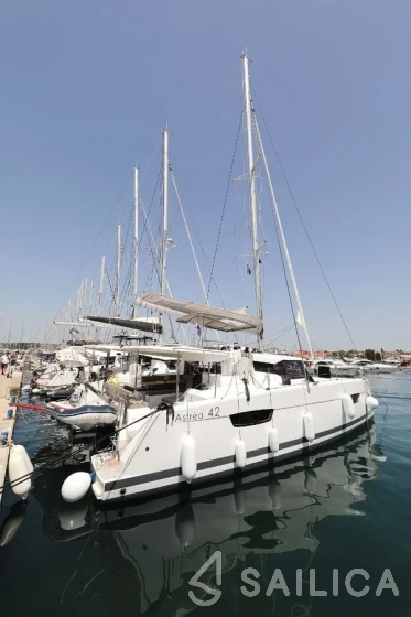 Astréa 42 - Yacht Charter Sailica