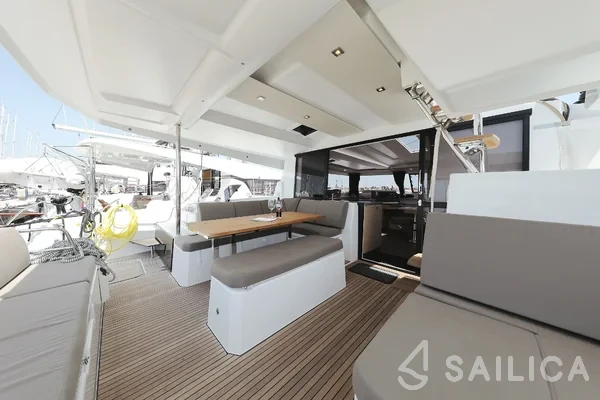 Astréa 42 - Yacht Charter Sailica