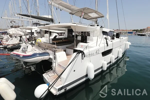 Astréa 42 - Yacht Charter Sailica