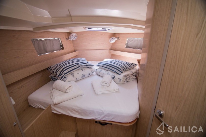 Oceanis 41.1 - Yacht Charter Sailica