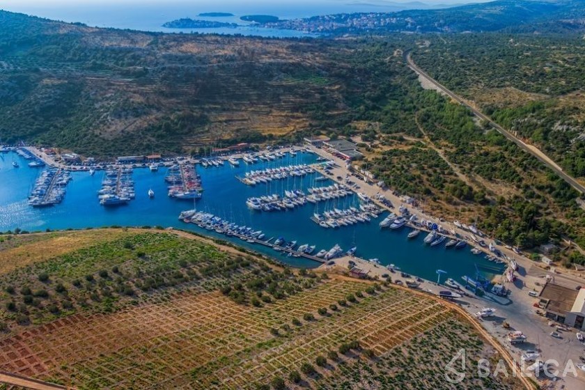 Lagoon 42 - Yacht Charter Sailica