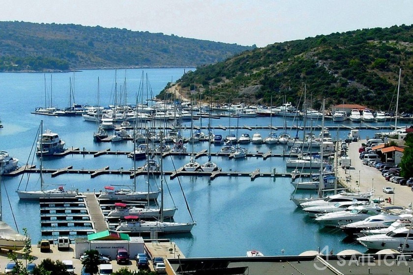 Lagoon 42 - Yacht Charter Sailica