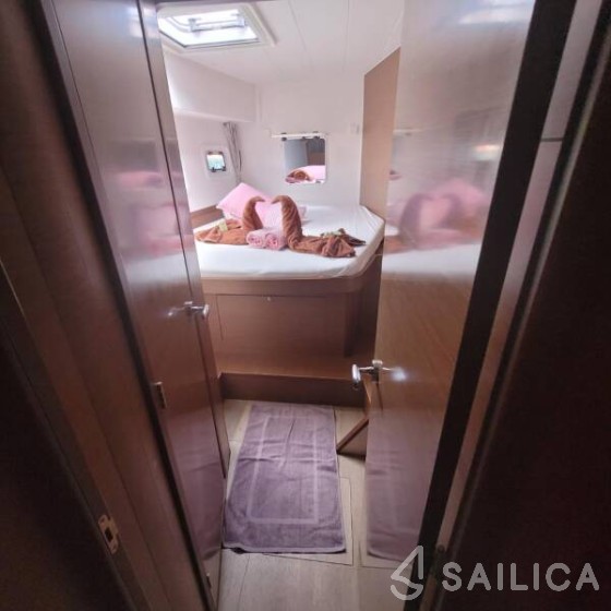 Lagoon 42 - Yacht Charter Sailica