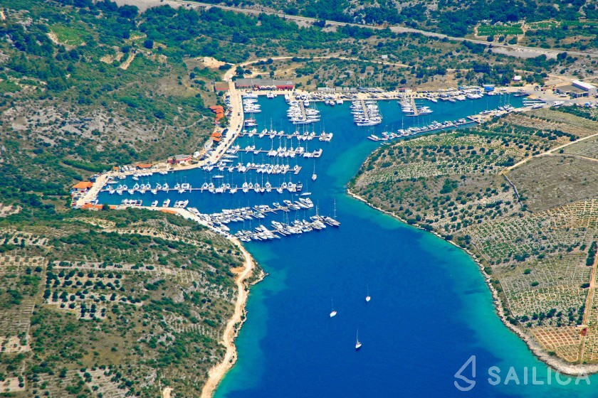 Lagoon 42 - Yacht Charter Sailica