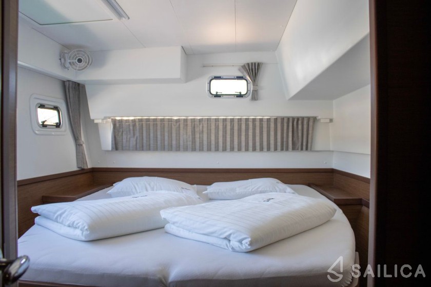 Lagoon 42 - Yacht Charter Sailica