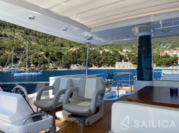 Azimut Magellano 66 - Yacht Charter Sailica