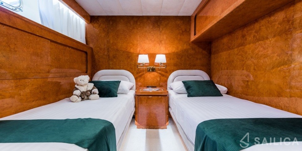 Admiral 27 - Yacht Charter Sailica