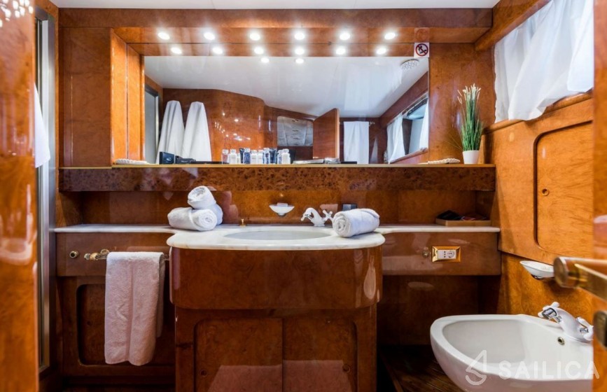Admiral 27 - Yacht Charter Sailica
