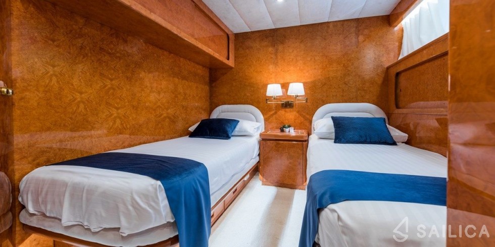 Admiral 27 - Yacht Charter Sailica