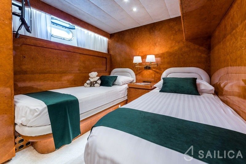 Admiral 27 - Yacht Charter Sailica