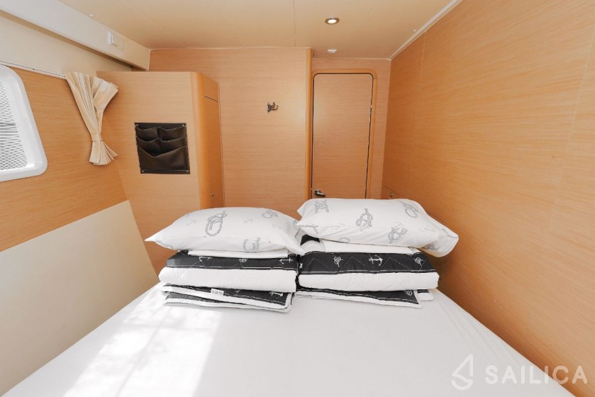 Lagoon 400 - Yacht Charter Sailica