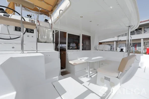 Lagoon 400 - Yacht Charter Sailica