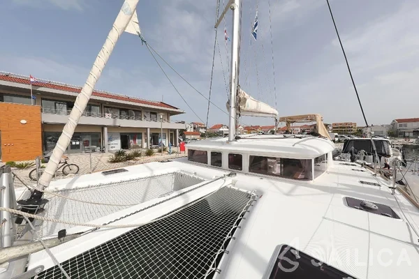 Lagoon 400 - Yacht Charter Sailica