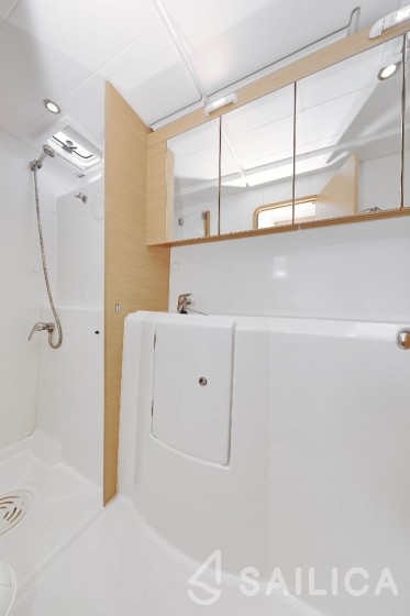 Lagoon 400 - Yacht Charter Sailica