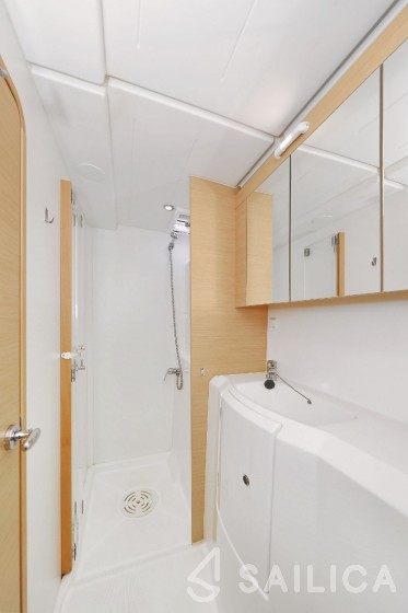 Lagoon 400 - Yacht Charter Sailica