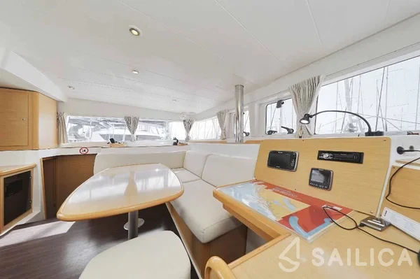 Lagoon 400 - Yacht Charter Sailica