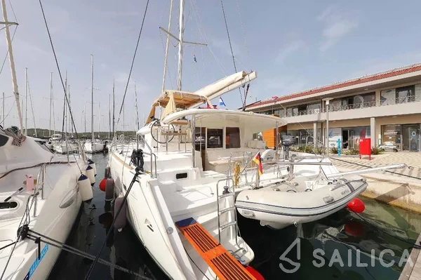 Lagoon 400 - Yacht Charter Sailica