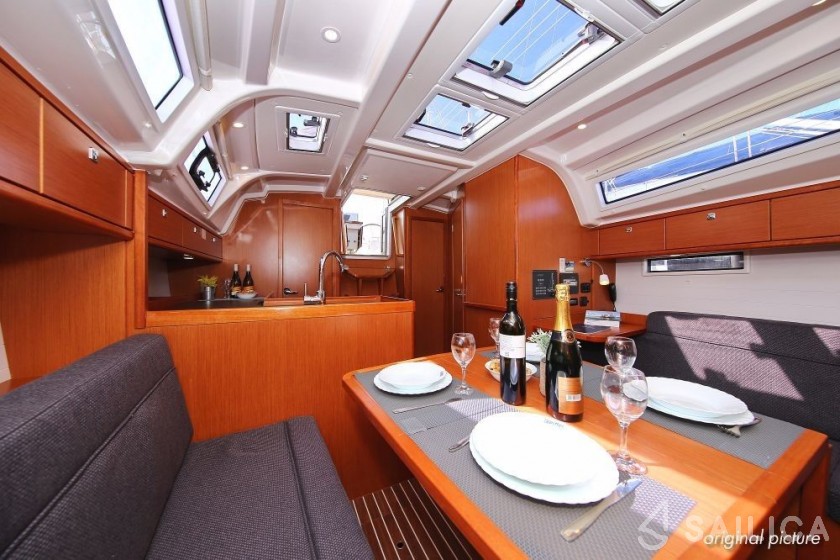 Bavaria Cruiser 37 - 3 cab. - Yacht Charter Sailica