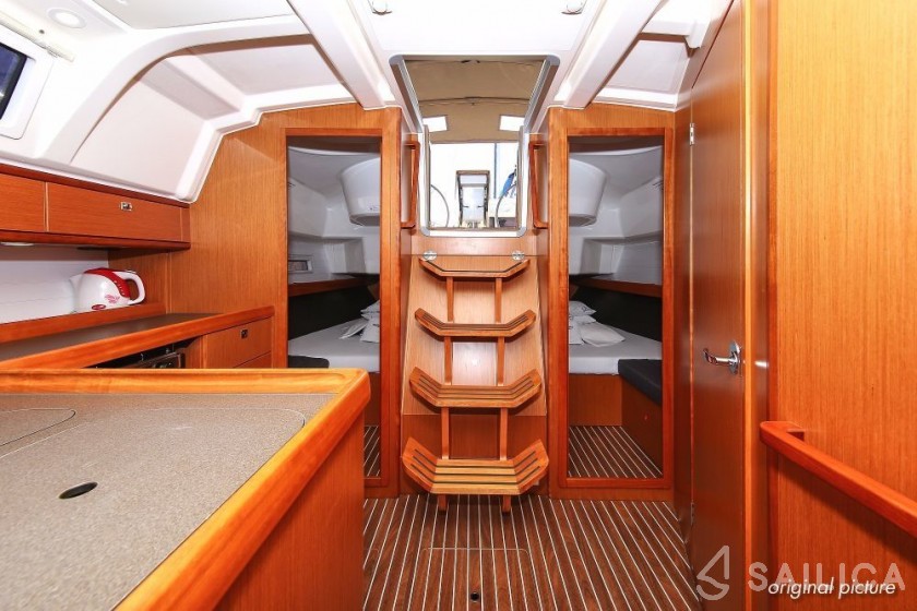Bavaria Cruiser 37 - 3 cab. - Yacht Charter Sailica