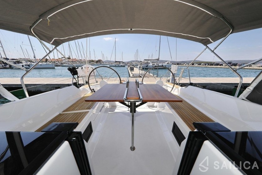 Hanse 388 - Photo #19 Hanse 388 - Yacht Charter Sailica