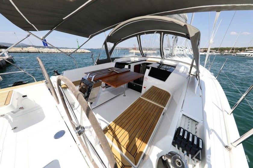 Hanse 388 - Photo #17 Hanse 388 - Yacht Charter Sailica