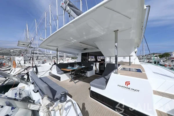 Isla 40 - Yacht Charter Sailica