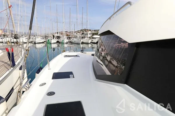 Isla 40 - Yacht Charter Sailica