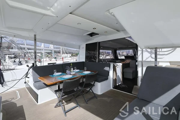Isla 40 - Yacht Charter Sailica