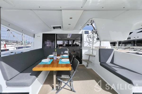 Isla 40 - Yacht Charter Sailica