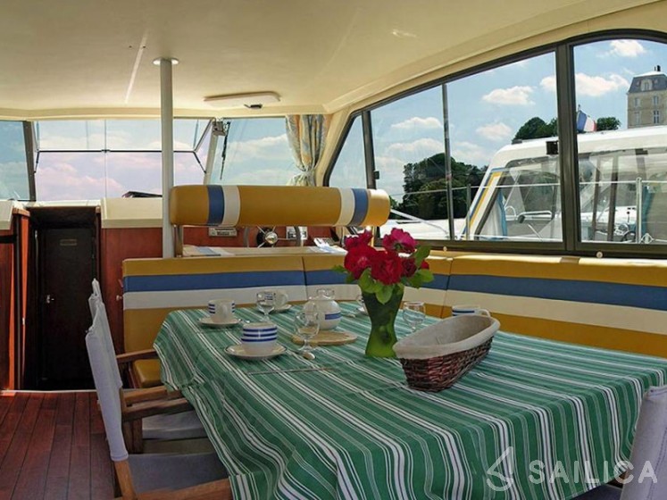 Sedan 1160 - Yacht Charter Sailica