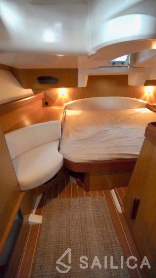Sun Odyssey 42 DS - 2 cab. - Yacht Charter Sailica