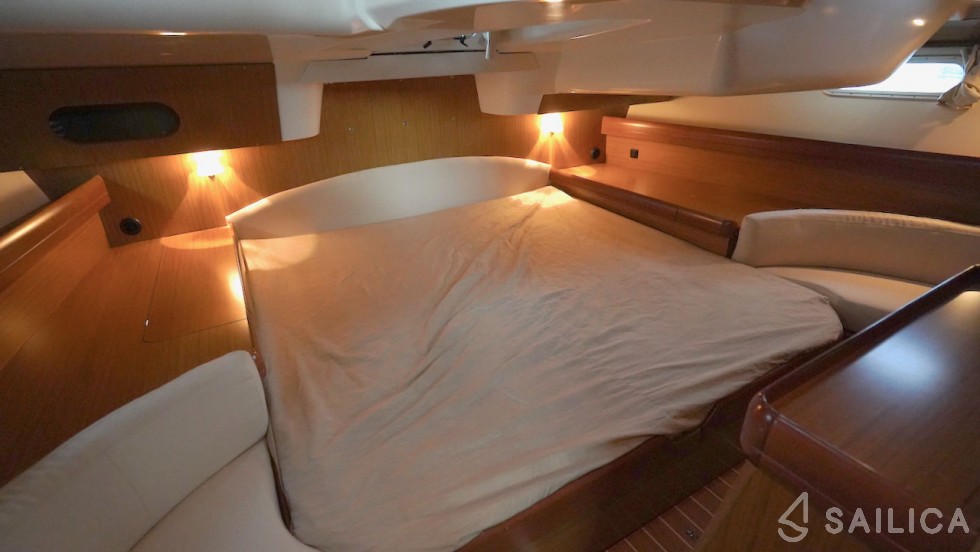 Sun Odyssey 42 DS - 2 cab. - Yacht Charter Sailica