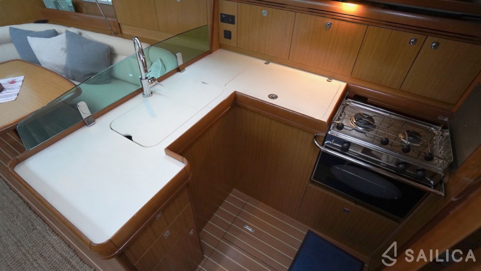 Sun Odyssey 42 DS - 2 cab. - Yacht Charter Sailica