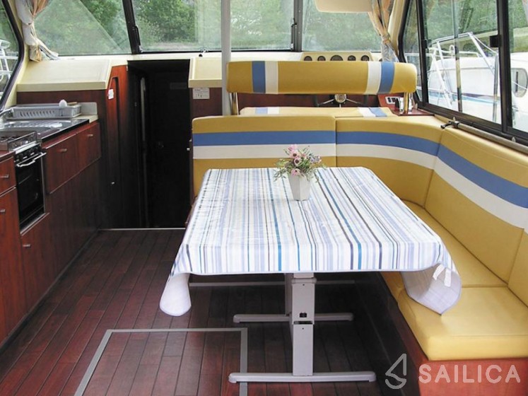 Sedan 1000 - Yacht Charter Sailica