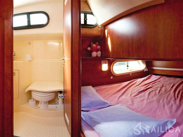 Sedan 1000 - Yacht Charter Sailica