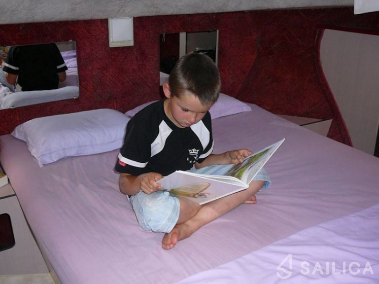 Sedan 1000 - Yacht Charter Sailica