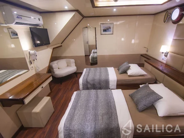 Luxury Motor Yacht - Yacht Charter Sailica