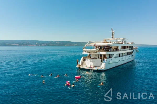 Luxury Motor Yacht - Yacht Charter Sailica