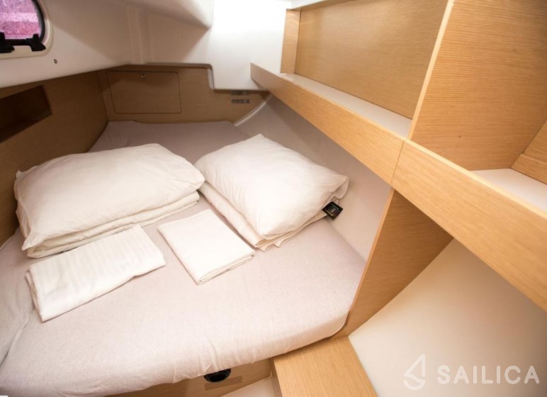 Elan 350 Performance - 3 cab. - Yacht Charter Sailica