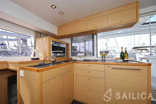 Lagoon 400 S2 - Yacht Charter Sailica