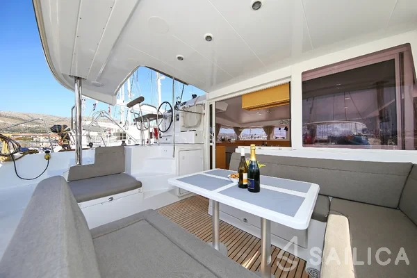 Lagoon 400 S2 - Yacht Charter Sailica