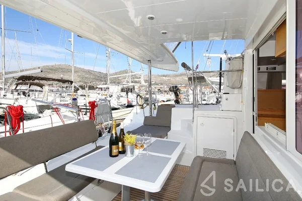 Lagoon 400 S2 - Yacht Charter Sailica