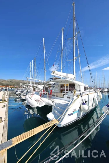 Lagoon 400 S2 - Yacht Charter Sailica