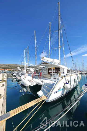 Lagoon 400 S2 - Yacht Charter Sailica