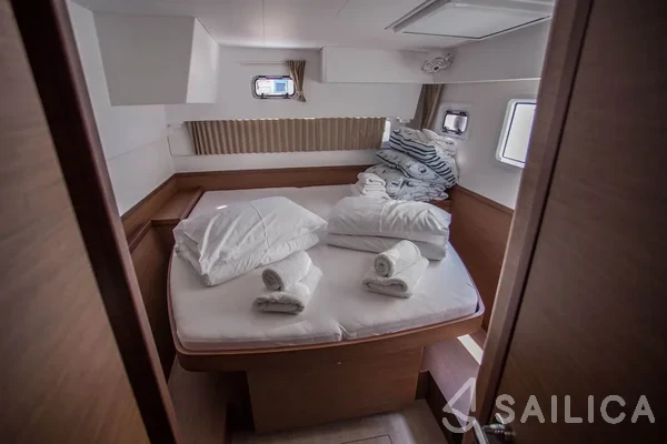 Lagoon 42 - Yacht Charter Sailica